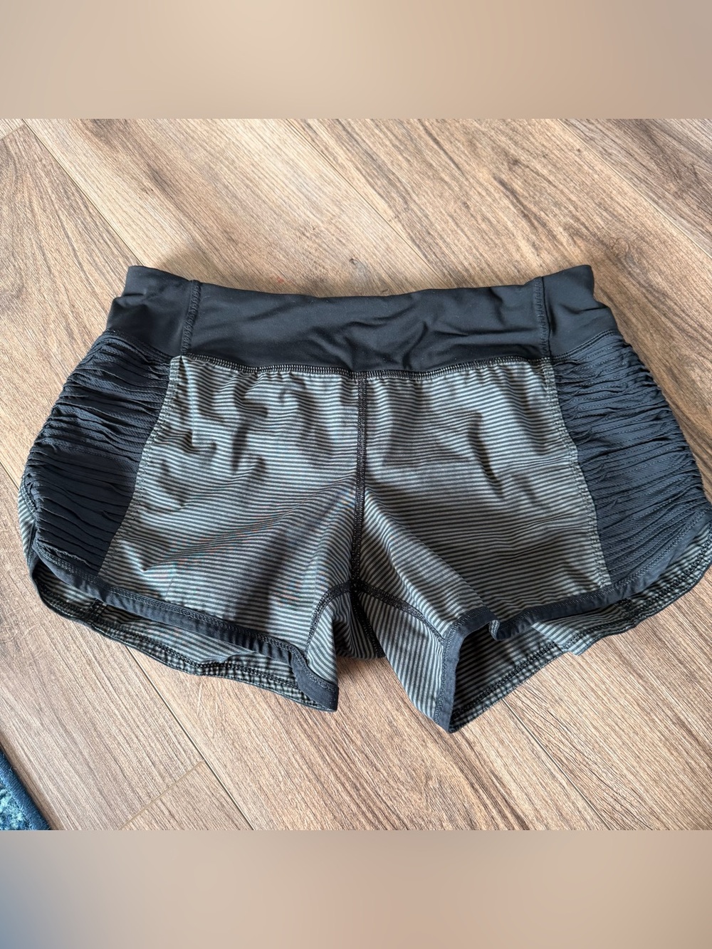 Lululemon Run Bright At Night Short 4” Tonka Stripe Cashew Black, size 6